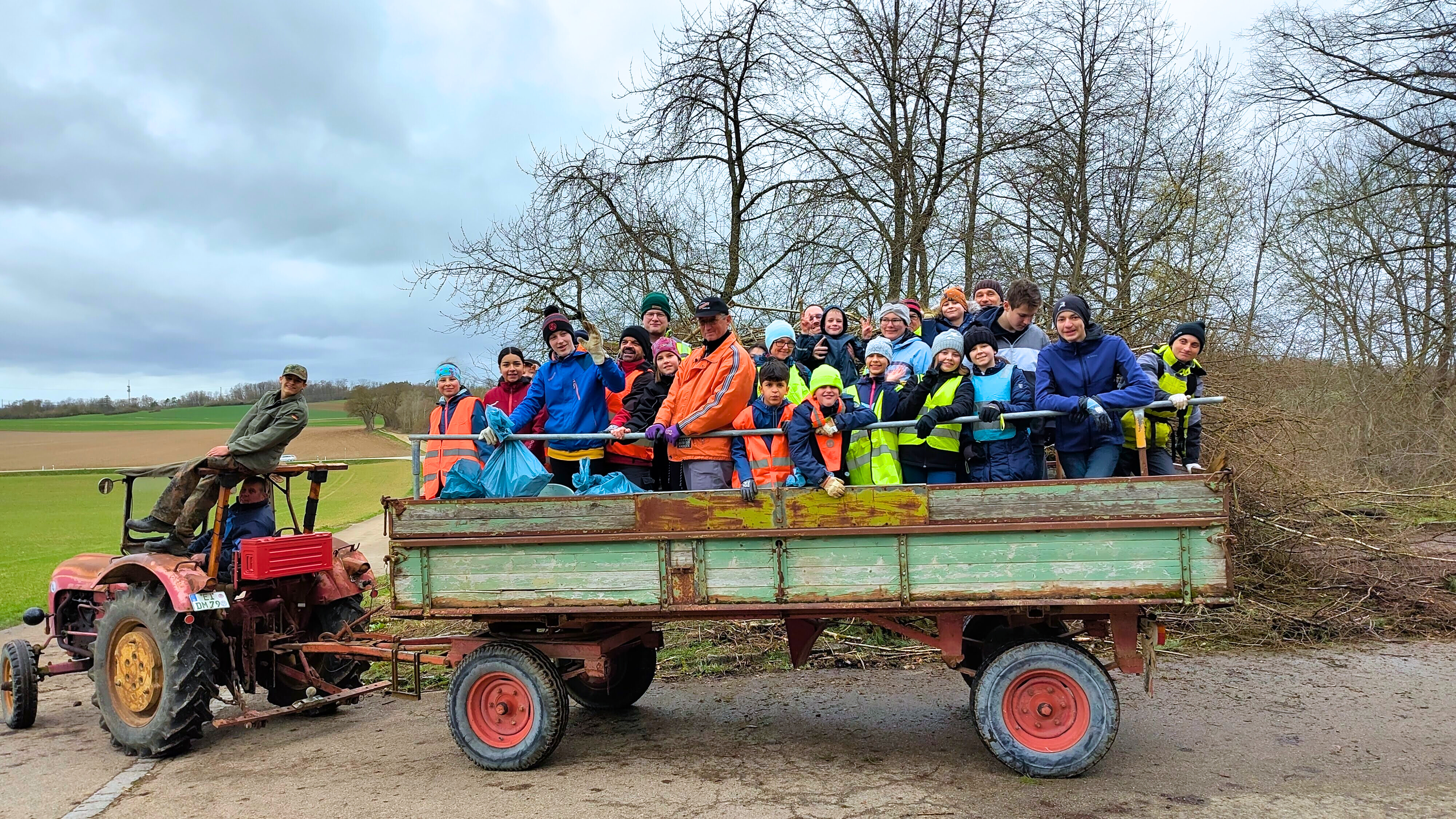 Trachtlerjugend auf einem Bulldog-Anhänger