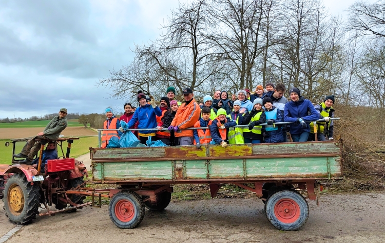 Trachtlerjugend auf einem Bulldog-Anhänger
